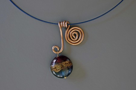 Médaillon escargot en aluminium et verre soufflé